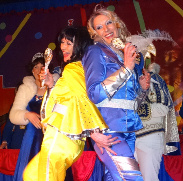 Auftritt von Mama Katti